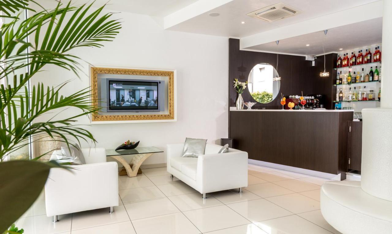 Hotel & Aparthotel Carinthia S ลิโดดิเยโซโล ภายนอก รูปภาพ