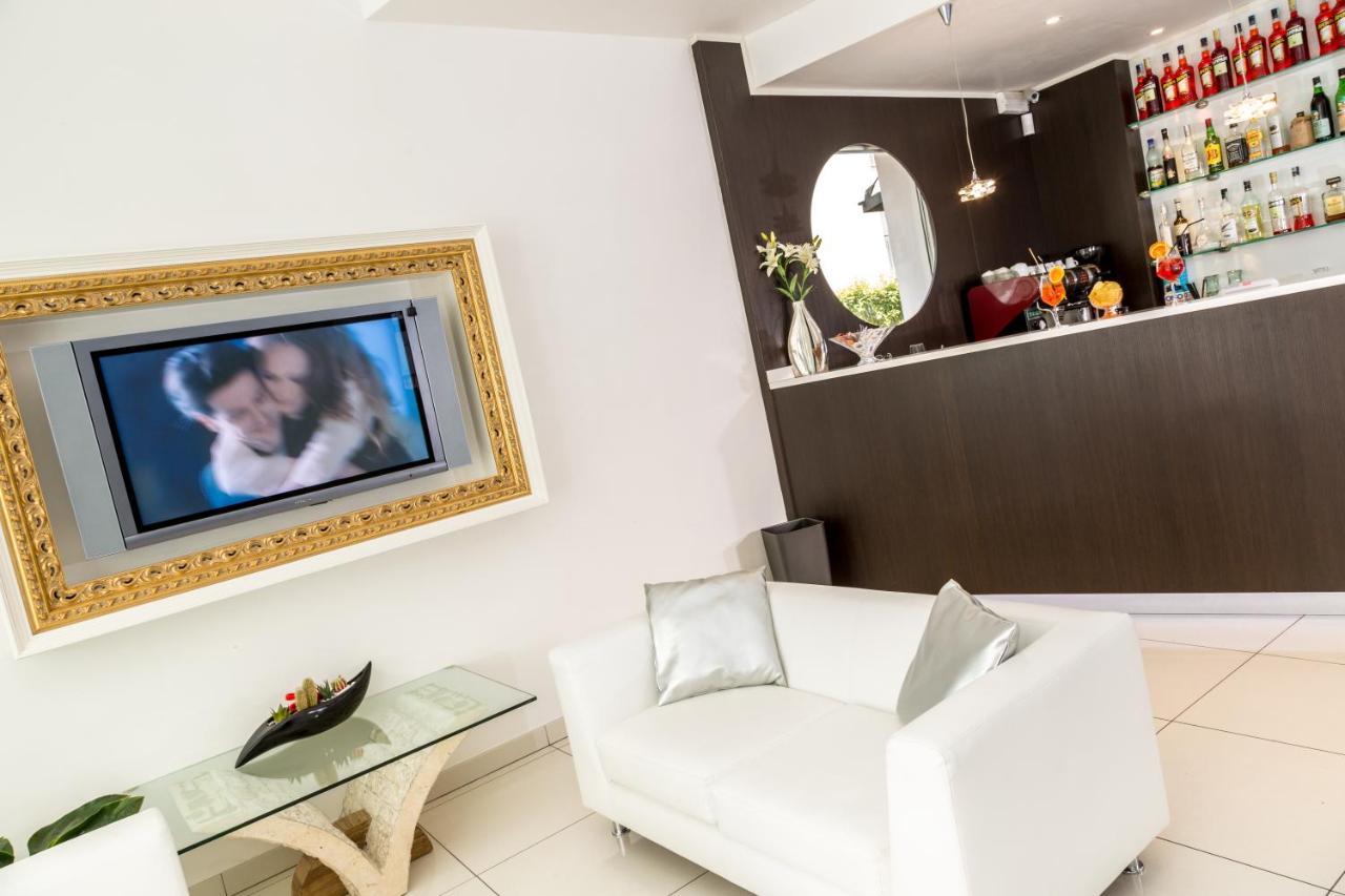 Hotel & Aparthotel Carinthia S ลิโดดิเยโซโล ภายนอก รูปภาพ
